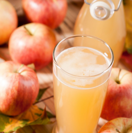 Verre de jus de pomme